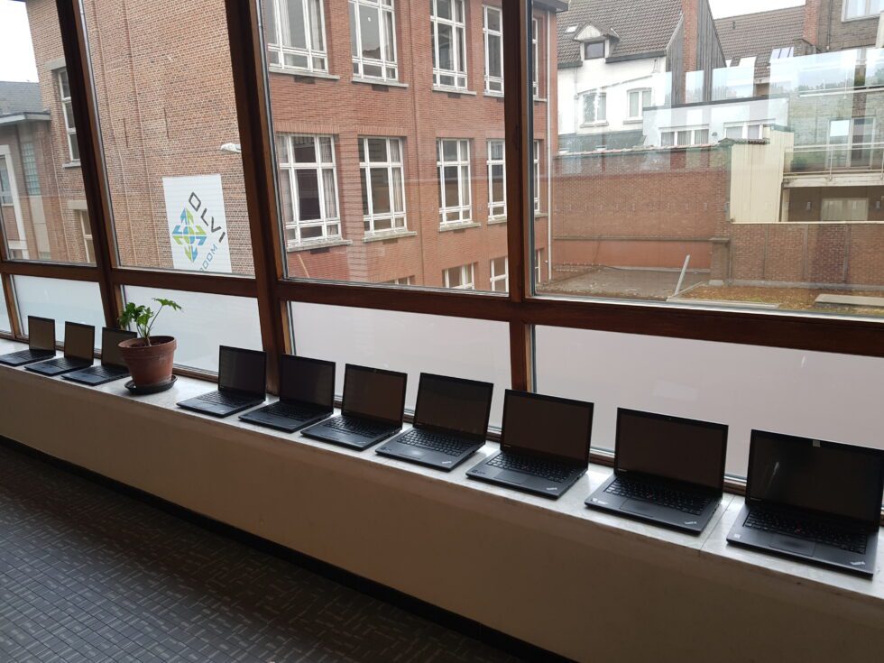 OLVI Boom ontvangt 40 laptops van gemeente